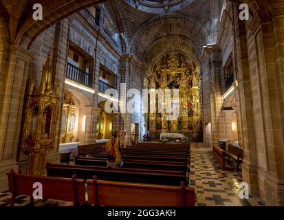 ALCUDIA, ESPAGNE - JUILLET 24 : une femme prend une photo de l'autel de l'église Saint Jaume (en espagnol : Església de Sant Jaume d'Alcúdia) le 24 juillet 2021 à Alcudia, Espagne. Banque D'Images