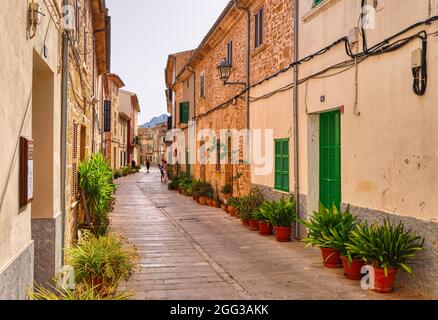 ALCUDIA, ESPAGNE - JUILLET 24: (NOTE DE LA RÉDACTION: Image est un composite numérique [High Dynamic Range].) La rue Carrer de Sant Jume est vue dans la vieille ville le 24 juillet 2021 à Alcudia, Espagne. Banque D'Images