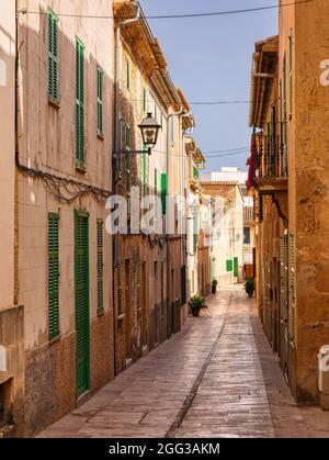 ALCUDIA, ESPAGNE - JUILLET 24: (NOTE DE LA RÉDACTION: Image est un composite numérique [High Dynamic Range].) La rue Carrer de l'Eglésia est vue dans la vieille ville le 24 juillet 2021 à Alcudia, Espagne. Banque D'Images