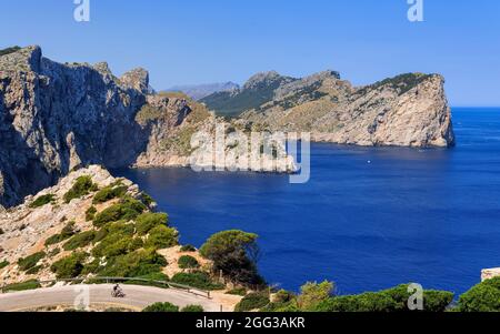 MALLORCA, ESPAGNE - JUILLET 23: (NOTE DE LA RÉDACTION: Un filtre polarisant a été utilisé pour cette image.) La baie de Punta d’en Tomas est vue depuis le cap Formentor le 23 juillet 2021 à Majorque, Espagne. Banque D'Images