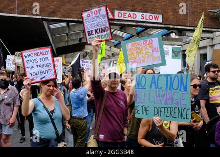 LONDRES - 28 AOÛT 2021 : les manifestants de la rébellion des animaux à l'occasion de la Marche nationale des droits des animaux à Londres. Banque D'Images