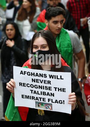 Londres, Angleterre, Royaume-Uni. 28 août 2021. Des milliers de manifestants afghans ont défilé à la BBC à Londres à la suite d'attaques meurtrières à Kaboul. (Image de crédit : © Tayfun Salci/ZUMA Press Wire) Banque D'Images