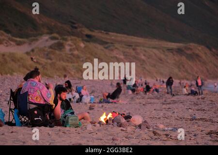 Feux de camp d'été sur la plage de Llangennith, péninsule de Gower, près de Swansea, Royaume-Uni. Remarque : les images peuvent présenter une légère douceur et un certain bruit de signal, tel qu'il est pris avec des paramètres ISO très élevés. Ne convient pas à une reproduction plus large. Banque D'Images