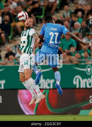 BUDAPEST, HONGRIE - AOÛT 4 : Stjepan Loncar de Ferencvarosi TC bataille pour le ballon dans les airs avec Ibrahim Traore de SK Slavia Praha lors de la troisième partie de qualification de la Ligue des champions de l'UEFA 1er match entre Ferencvarosi TC et SK Slavia Praha au stade Ferencvaros le 4 août 2021 à Budapest, Hongrie. Banque D'Images