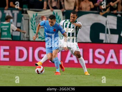 BUDAPEST, HONGRIE - AOÛT 4 : Henry Wingo de Ferencvarosi TC défie Nicolae Stanciu de SK Slavia Praha lors de la troisième partie de qualification de la Ligue des champions de l'UEFA match de la 1ère coupe entre Ferencvarosi TC et SK Slavia Praha au stade Ferencvaros le 4 août 2021 à Budapest, en Hongrie. Banque D'Images