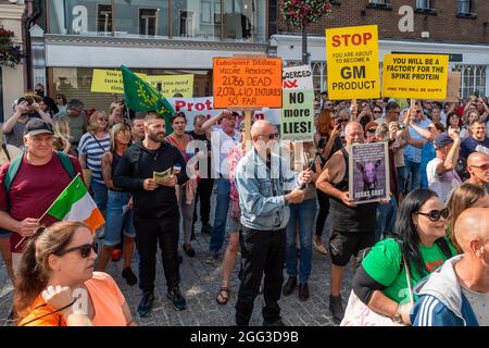 Waterford, Irlande. 28 août 2021. Environ 200 personnes se sont rassemblées cet après-midi dans le centre-ville de Waterford pour protester contre les vaccins COVID-19, qui, selon eux, sont expérimentaux et sont encore à l'essai. Les manifestants se sont rassemblés à la tour de l'horloge sur le quai de Meagher et ont défilé dans le centre-ville. Les manifestants se sont arrêtés à l'extérieur de la pharmacie Mulligan, qui propose le vaccin COVID-19, et ont scandé « Shame on You ». Deux Gardai se tenaient dans la porte de la pharmacie. Crédit : AG News/Alay Live News Banque D'Images