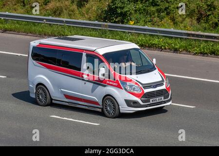 2016 fourgonnette rouge blanc Ford Transit, fourgonnettes 6 vitesses manuelles 2198cc, véhicule circulant sur l'autoroute M61, Royaume-Uni Banque D'Images