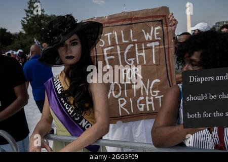 Washington, États-Unis. 28 août 2021. Les partisans de la « arche de Washington » défilant au National Mall à l'occasion du 58e anniversaire du discours du révérend Martin Luther King Jr. « J'ai un rêve », à Washington, DC, le samedi 28 août 2021. Les défenseurs des droits de vote exigent que la législation fédérale protège et élargit l'accès au scrutin. Photo de Ken Cedeno/UPI crédit: UPI/Alay Live News Banque D'Images