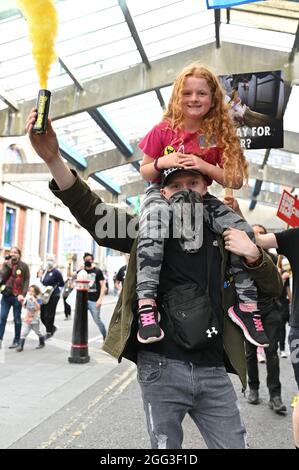 Londres, Royaume-Uni. 28 août 2021. Rébellion animale et extinction les partisans de la rébellion défilent lors de la « Marche nationale des droits des animaux » du marché Smithfield pour exiger la fin de l'exploitation animale et la libération de tous les animaux. Credit: Andrea Domeniconi/Alay Live News Banque D'Images