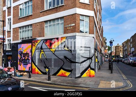 QUARTIER ARTISTIQUE ET CULTUREL DE LONDRES AUTOUR DE LA RUELLE DE BRIQUES CONCEPTIONS CRÉATIVES REGARDANT DE BACON STREET À LA RUELLE DE BRIQUES Banque D'Images