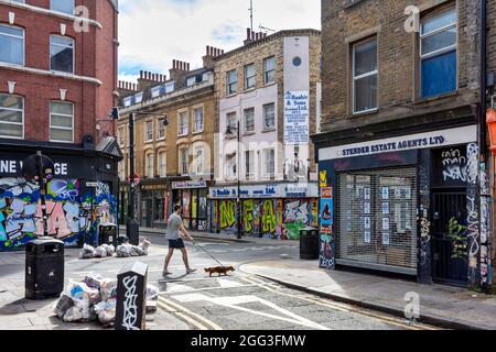 QUARTIER ARTISTIQUE ET CULTUREL DE LONDRES AUTOUR DE LA RUE DE BRIQUE DES DESSINS CRÉATIFS REGARDANT DE SCLATER STREET À CHESHIRE STREET Banque D'Images