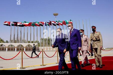 Bagdad, Irak. 28 août 2021. Le Premier ministre irakien Mustafa al-Kadhimi accueille le Président égyptien Abdel Fattah al-Sisi, à son arrivée à l'aéroport international de Bagdad, en Irak, le samedi août. 28, 2021. Photo du Premier ministre irakien Bureau des médias/UPI crédit: UPI/Alay Live News Banque D'Images