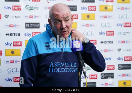 Mark Warburton, directeur des Queens Park Rangers, parle après le match du championnat Sky Bet au Kiyan Prince Foundation Stadium, à Londres. Date de la photo: Samedi 28 août 2021. Banque D'Images