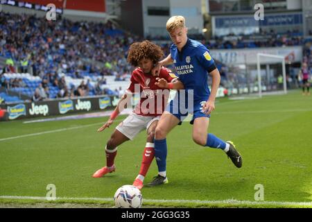 CARDIFF, ROYAUME-UNI. 28 AOÛT Han-Noah Massengo Bristol City et Joel Bagan de Cardiff City pendant le match de championnat Sky Bet entre Cardiff City et Bristol City au Cardiff City Stadium, Cardiff, le samedi 28 août 2021. (Credit: Jeff Thomas | MI News) Credit: MI News & Sport /Alay Live News Banque D'Images