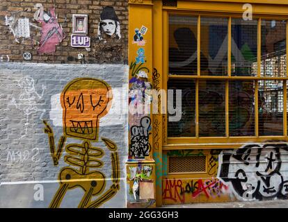 QUARTIER ARTISTIQUE ET CULTUREL DE LONDRES AUTOUR DE LA RUELLE DE BRIQUES AVEC DES DESSINS CRÉATIFS DANS GRIMSBY STREET Banque D'Images