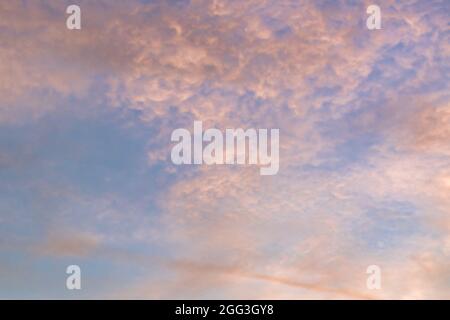 Magnifique ciel peint par le soleil laissant des tons dorés lumineux.nuages denses dans le ciel crépuscule dans une soirée d'été.image du ciel de nuage le soir.pair Banque D'Images
