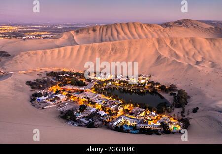 Vue aérienne au coucher du soleil sur l'oasis de Huacachina au Pérou Banque D'Images