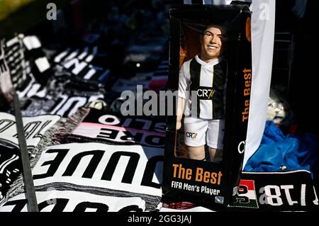 Turin, Italie. 28 août 2021. Une figurine Cristiano Ronaldo est visible à l'extérieur du stade Allianz. Cristiano Ronaldo a quitté le FC Juventus le 27 août pendant la période de transfert estivale pour rejoindre le FC Manchester United. Credit: Nicolò Campo/Alay Live News Banque D'Images