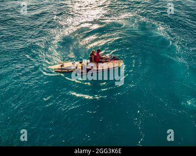 8 août 2021. Bali, Indonésie. Vue aérienne avec les surfeurs sur jet ski à la recherche de la grande vague. Le surf à Bali Banque D'Images