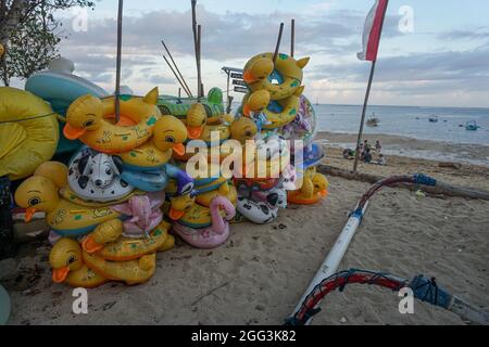 Denpasar, Indonésie. 27 août 2021. Vue d'une plage fermée de Mertasari, Sanur.Bali les activités et les affaires touristiques à Seminyak restent fermées, car le gouvernement central indonésien étend la restriction d'activités communautaires d'urgence (PPKM) à réduire les cas Covid-19. Crédit : SOPA Images Limited/Alamy Live News Banque D'Images