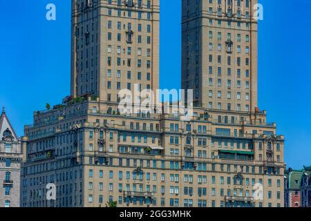 San Remo, 145 Central Park West, le premier immeuble d'appartements à deux tours de New York, conçu par Emery Roth et achevé en 1930. Banque D'Images