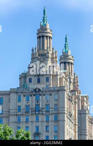 San Remo, 145 Central Park West, le premier immeuble d'appartements à deux tours de New York, conçu par Emery Roth et achevé en 1930. Banque D'Images