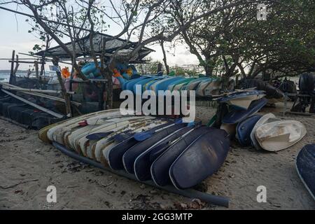 Denpasar, Indonésie. 27 août 2021. Vue d'une plage fermée de Mertasari, Sanur.Bali les activités et les affaires touristiques à Seminyak restent fermées, car le gouvernement central indonésien étend la restriction d'activités communautaires d'urgence (PPKM) à réduire les cas Covid-19. (Photo de Dicky Bisinglasi/SOPA Images/Sipa USA) crédit: SIPA USA/Alay Live News Banque D'Images