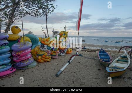 Denpasar, Indonésie. 27 août 2021. Vue d'une plage fermée de Mertasari, Sanur.Bali les activités et les affaires touristiques à Seminyak restent fermées, car le gouvernement central indonésien étend la restriction d'activités communautaires d'urgence (PPKM) à réduire les cas Covid-19. (Photo de Dicky Bisinglasi/SOPA Images/Sipa USA) crédit: SIPA USA/Alay Live News Banque D'Images