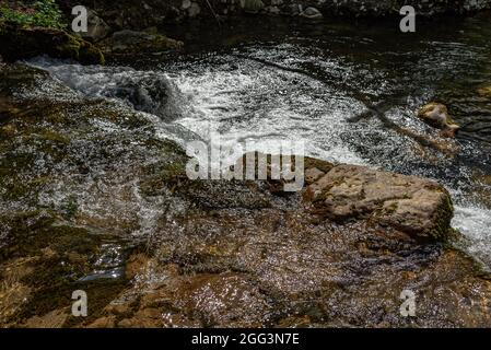 Le fleuve Rio Verde vient de Quarto, entre les Abruzzes et Molise, et après un court chemin il rejoint le Sangro avec une différence considérable dans hei Banque D'Images