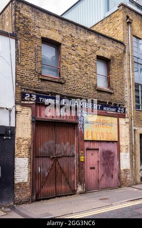 Vintage London Shop Front - L. Lambert Timber Merchant Hoxton Street East London. Devantures des magasins d'époque de Londres. Banque D'Images