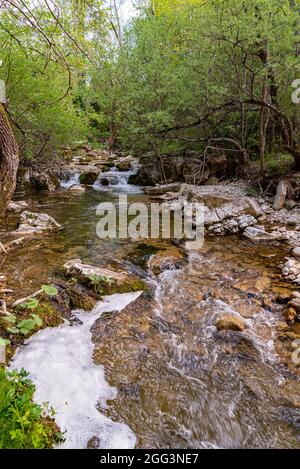 Le fleuve Rio Verde vient de Quarto, entre les Abruzzes et Molise, et après un court chemin il rejoint le Sangro avec une différence considérable dans hei Banque D'Images