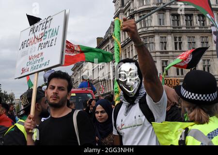 Londres, Royaume-Uni. 28 août 2021. Manifestation sur la place du Parlement contre le retrait des États-Unis en Afghanistan. Credit: JOHNNY ARMSTEAD/Alamy Live News Banque D'Images