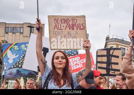 Londres, Royaume-Uni. 28 août 2021. Des militants hors du siège d'Unilever à Blackfriars lors de la Marche nationale des droits des animaux. Des militants et des organisations des droits des animaux ont défilé dans la City de Londres pour exiger la fin de toute exploitation animale. (Crédit : Vuk Valcic / Alamy Live News) Banque D'Images