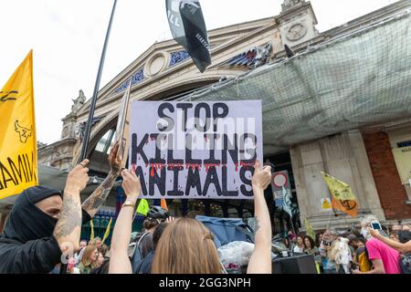 Londres, Royaume-Uni. 28 août 2021. Les manifestants se rassemblent devant le marché de Smithfield à Londres pour exiger la fin de la cruauté envers les animaux et de l'abattage industriel. Des panneaux indiquant « ARRÊTEZ DE TUER LES ANIMAUX » et des bannières coordonnées soulignent les appels à un traitement éthique des animaux et à un changement de la consommation de viande. La manifestation reflète les préoccupations croissantes du public concernant le bien-être animal et le spécisme. Des centaines de manifestants pour les droits des animaux, organisés par le groupe animal Rebellion, défilent dans le centre de Londres pour exiger la fin de toute exploitation animale. Penelope Barritt/Alamy Live News Banque D'Images