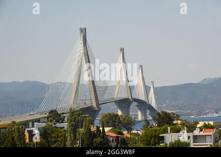 Le pont Trikoupis ou le pont Rio-Antirrio traverse le golfe de Corinthe près de Patras, en Grèce Banque D'Images