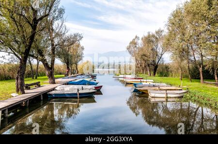 Petit port avec bateaux garés sur le lac Varèse à Azzate, province de Varèse, Lombardie, Italie Banque D'Images