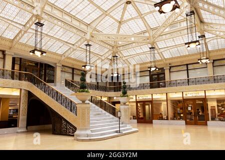 Le hall du Rookery Building à Chicago, Illinois, États-Unis, avec intérieur conçu par Frank Lloyd Wright en 1905 et domicile de son institut. Banque D'Images