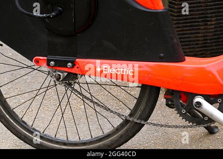 Londres, Angleterre - août 2021 : vue rapprochée du panneau sur un vélo électrique. Banque D'Images