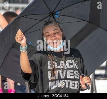 Philadelphie, Pennsylvanie, États-Unis. 28 août 2021. Une chaise de femme danse à la musique pendant qu'elle attend des orateurs après mars pour le droit de vote samedi à Washington, DC. Le révérend Al Sharpton et Martin Luther King III ont mené la marche dans les rues de DC à l'occasion du 58e anniversaire de la marche sur Washington menée par Martin Luther King Jr. (Credit image: © Jim Z. Rider/ZUMA Press Wire) Banque D'Images