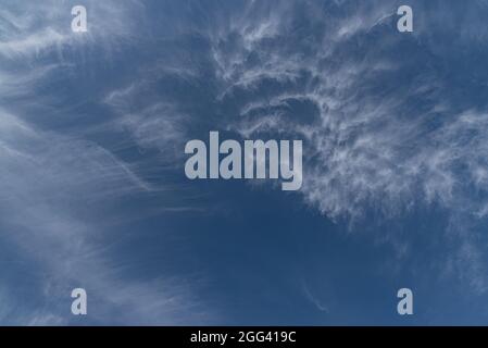 Nuages dans le ciel. Le merveilleux spectacle d'un ciel plein de nuages. Profondeur et tridimensionnalité d'un ciel nuageux. Banque D'Images