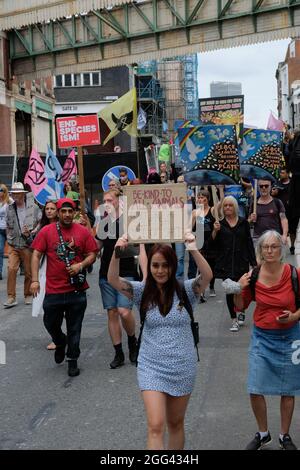 Londres, Royaume-Uni. 28 août 2021. Marche nationale des droits des animaux soutenue par la rébellion des animaux et la rébellion d'extinction. La marche a quitté le marché de la viande du Smithfield de Londres et a dépassé le siège d’Unilever et le Conseil des ministres de la Marine. Joao Daniel Pereira crédit: Joao Daniel Pereira/Alamy Live News Banque D'Images