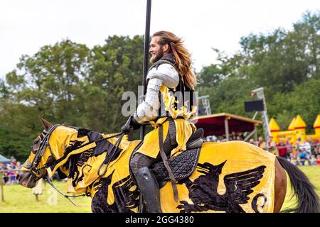 8 août 2021 - Chevalier à cheval tenant la lance pendant le tournoi de joutage au festival médiéval Loxwood joust, West Sussex, Angleterre, Royaume-Uni Banque D'Images