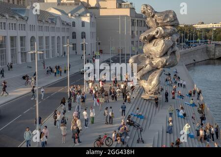 Moscou, Russie. 28 août, 2021 personnes marchent le long de l'Embankment Bolotnaya sur le fond de la sculpture 'Big Clay No. 4' de l'artiste suisse Urs Fischer dans le centre de la ville de Moscou, Russie Banque D'Images