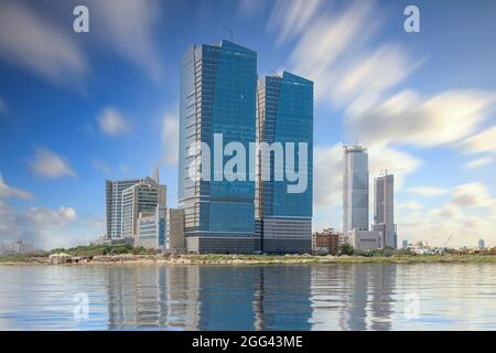 Paysage urbain, monuments de Karachi, tour Bahria, centre commercial Dolmen Clifton, Karachi, vue sur la mer Banque D'Images