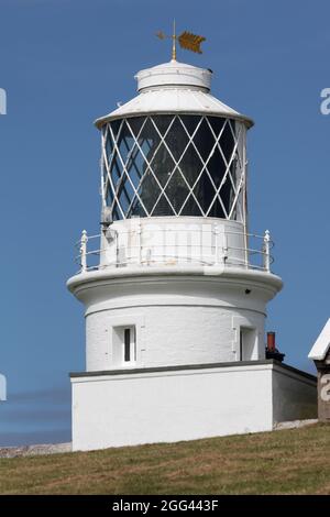 Le phare de St Bees près des falaises de grès de St Bees Head a été automatisé en 1987 Banque D'Images