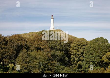 Le monument Sir John Barrow, sur la colline de Hoad, à Ulverton, est un point de vue magnifique et a été modelé dans le phare d'Eddystone Banque D'Images