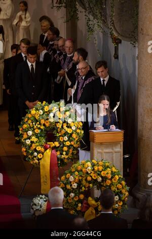 Vaduz, Liechtenstein. 28 août 2021. Le Prince Hans Adam II, le Prince Alois et la Princesse Sophie du Liechtenstein et d'autres membres de la famille à la Cathédrale St.Florin de Vaduz, le 28 août 2021, pour assister au service funéraire de la princesse Marie von und zu Liechtenstein crédit: IKR/Albert Nieboer/Netherlands OUT/point de vue OUT/dpa/Alay Live News Banque D'Images