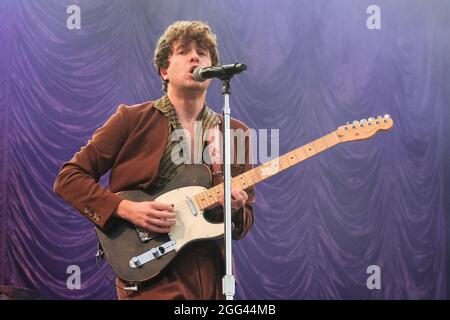 Portsmouth, Royaume-Uni. 27 août 2021. Luke Pritchard, chanteur et guitariste de rythme avec le groupe de rock indépendant anglais basé à Brighton, The Kooks joue en direct sur scène pendant le festival victorieux de Southsea, Portsmouth. Crédit : SOPA Images Limited/Alamy Live News Banque D'Images