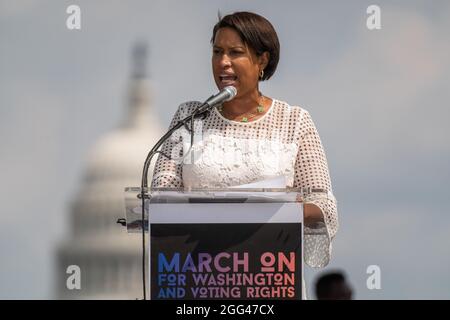 Washington, États-Unis. 28 août 2021. Le maire de Washington, DC, Muriel Bowser, s'exprime sur le National Mall lors de la « arche de Washington » à l'occasion du 58e anniversaire du discours « J'ai un rêve » du révérend Martin Luther King Jr., à Washington, DC, le samedi 28 août 2021. Les défenseurs des droits de vote exigent que la législation fédérale protège et élargit l'accès au scrutin. Photo de Ken Cedeno/UPI crédit: UPI/Alay Live News Banque D'Images