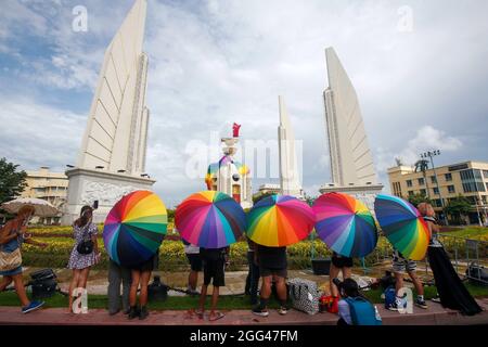 Bankok, Thaïlande. 28 août 2021. Les manifestants tiennent des parasols arc-en-ciel pendant la manifestation au monument de la démocratie. Les manifestants ont organisé une manifestation demandant au Premier ministre thaïlandais, Prayut Chan-o-cha, de démissionner et le gouvernement devrait être tenu responsable de sa mauvaise gestion flagrante de la pandémie de Covid-19. Crédit : SOPA Images Limited/Alamy Live News Banque D'Images